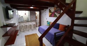 a small room with a bed and a kitchen at Angel Ilha Flats e Varanda da Praia in Abraão