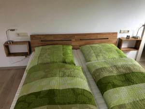 Ένα ή περισσότερα κρεβάτια σε δωμάτιο στο Landhaus Büttner Altenberg
