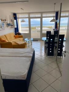 ein Wohnzimmer mit einem Bett, einem Tisch und einem Sofa in der Unterkunft Inselglück in Burgtiefe auf Fehmarn 