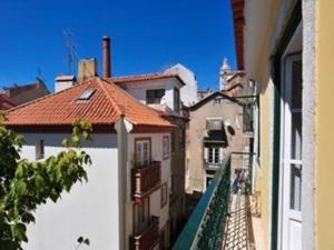 uma vista para uma cidade com edifícios e uma varanda em Se de Lisboa I em Lisboa