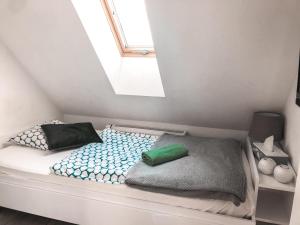 Ce lit se trouve dans une petite chambre dotée d'une fenêtre. dans l'établissement Hostel Przed Świtem, à Gorzów Wielkopolski