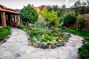 a garden with a stone walkway in front of a house at Quinta Maria en la Ruta del Vino in Valle de Guadalupe