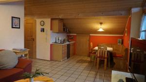 a living room with a kitchen and a table in a room at Ferienwohnung Wingen in Bad Feilnbach