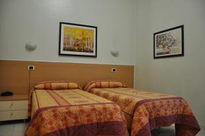 A bed or beds in a room at Hotel Villa Robinia