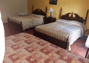 Łóżko lub łóżka w pokoju w obiekcie Hotel Acropolis Maya