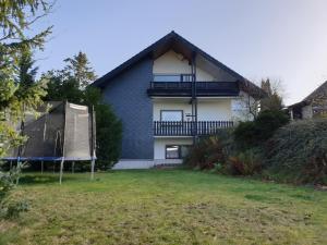 ein Haus mit einem großen Garten davor in der Unterkunft Villa Rose in Altenau