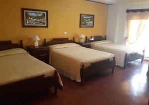 Łóżko lub łóżka w pokoju w obiekcie Hotel Acropolis Maya