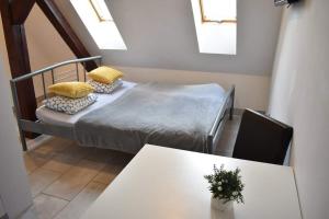 Dormitorio pequeño con cama y mesa en Hostel Przed Świtem en Gorzów Wielkopolski