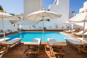 The swimming pool at or close to Atlantis Hotel