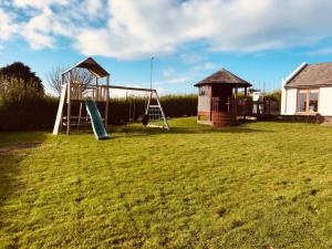 un parque infantil con tobogán y cenador en Ardkilly Ridge, Kinsale Town,Sleeps 8, en Kinsale