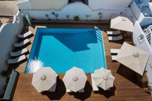 The swimming pool at or close to Atlantis Hotel
