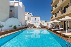 The swimming pool at or close to Atlantis Hotel