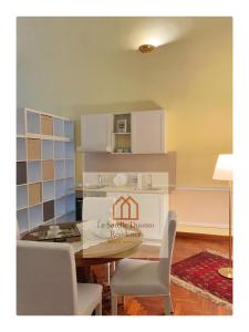 eine Küche mit einem Tisch und Stühlen im Zimmer in der Unterkunft Le Sorelle Duomo in Neapel