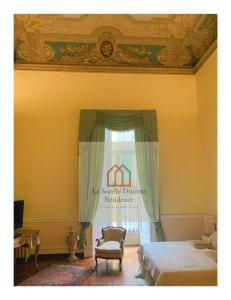 Schlafzimmer mit einem Bett und einem Fenster mit einem Stuhl in der Unterkunft Le Sorelle Duomo in Neapel