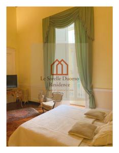 ein Schlafzimmer mit einem großen Bett und einem Fenster in der Unterkunft Le Sorelle Duomo in Neapel
