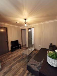 una sala de estar con un sofá y una mesa en Palaz 2 - 2 Bedroom Flat, en Edmonton