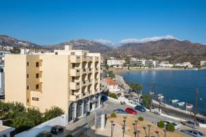 een uitzicht op een gebouw en een waterlichaam bij Atlantis Hotel in Karpathos