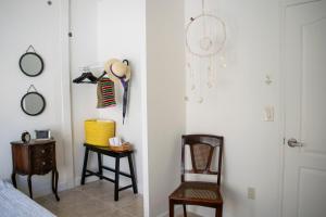 - une chambre avec un lit, une chaise et une table dans l'établissement Relax and Unwind in Little Havana - 2K, à Miami