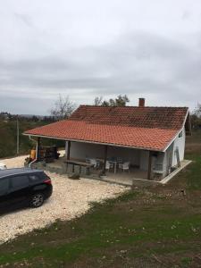 ein kleines weißes Haus mit rotem Dach in der Unterkunft Nina in Aranđelovac