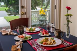 una mesa azul con platos de comida. en The Addison on Amelia en Fernandina Beach