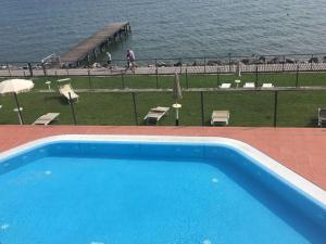 uma piscina azul com vista para o oceano em Belvilla by OYO Appartment DaFinzi em Prevalle