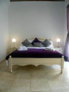 un grande letto in una stanza con due lampade di Casa Montana a Bocairent