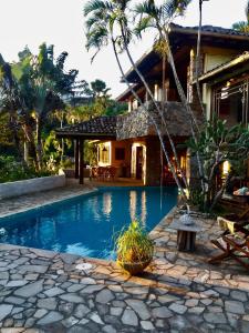 uma piscina em frente a uma casa em Anfiteatro Tropical em Búzios