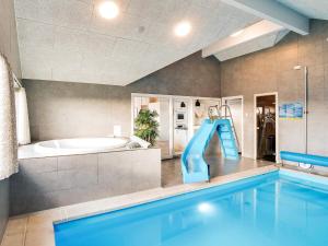 Bazén v ubytování 18 person holiday home in Ringk bing nebo v jeho okolí
