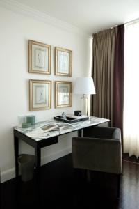 a desk with a lamp and a chair in a room at SUITES LONDRES 212 in Mexico City