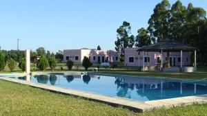 una gran piscina frente a una casa en Las Achiras, Casas de Campo, en Federación