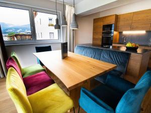 cocina y comedor con mesa de madera y sillas en Modern, luxury apartment in the center Mariapfarr en Mariapfarr