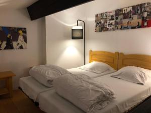 - 2 lits dans une chambre avec une lampe et des photos sur le mur dans l'établissement les reflets, à Saint Cyprien Plage 29 autres photos