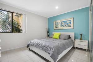 Katil atau katil-katil dalam bilik di Golden Shores Unit 1 21 Landsborough Parade +7 gambar