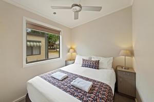 Postel nebo postele na pokoji v ubytování Discovery Parks - Lake Hume, Victoria
