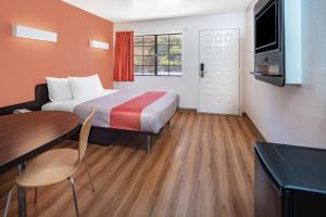 En eller flere senge i et værelse på Motel 6-Thousand Oaks, CA