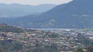 Lenah ValleyにあるLoft on copleyの山を背景にした町の景色