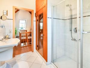 Ένα μπάνιο στο Modernes Ferienhaus in Thorstorf mit Sauna +32 φωτογραφίες