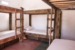 מיטה או מיטות קומותיים בחדר ב-Negrita Hostel