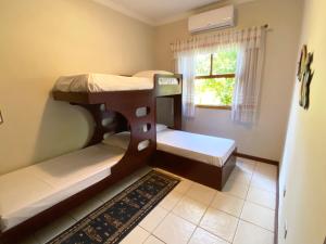 una stanza con due letti a castello e una finestra di Casa alto padrão em condomínio fechado - São Roque a Joaquim Egídio Altre 57 foto