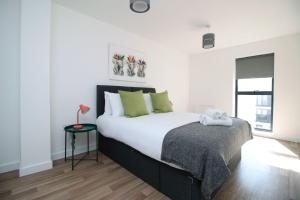 Posteľ alebo postele v izbe v ubytovaní No1 Marina Walk by Stay South Wales -FREE Parking
