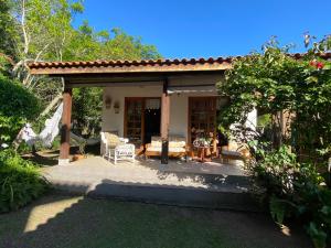 un patio di una casa con tetto di Casa alto padrão em condomínio fechado - São Roque a Joaquim Egídio