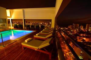 The swimming pool at or close to Dazzler by Wyndham Lima Miraflores
