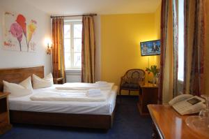 Postel nebo postele na pokoji v ubytování Hotel Königin Olga