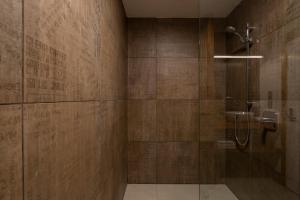 The Thomas Gregg Apartments的一间浴室