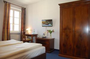 Postel nebo postele na pokoji v ubytování Hotel Königin Olga