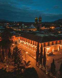 een stad 's nachts met een gebouw met verlichting bij Casa Afif in Tlatlauquitepec