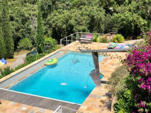 En udsigt til poolen hos Luxury villa with sea view eller i nærheden