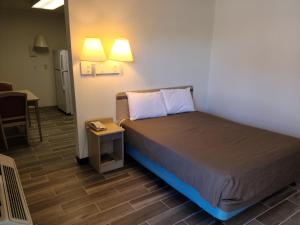 Ένα ή περισσότερα κρεβάτια σε δωμάτιο στο Motel 9 Las Cruces