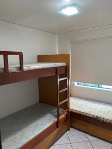 Dos literas en una habitación con ventana. en Apartamento Aconchegante Beira Mar em Itapema - Santa Catarina, en Itapema 28 fotos más