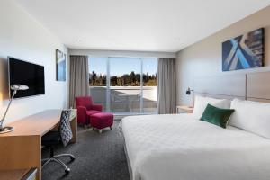 Postel nebo postele na pokoji v ubytování Crowne Plaza Queenstown by IHG
